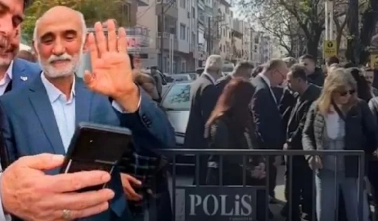 Atatürk’e hakaret cezasız kaldı! Beraat eden öğretmen ‘Tekbirlerle’ karşılandı