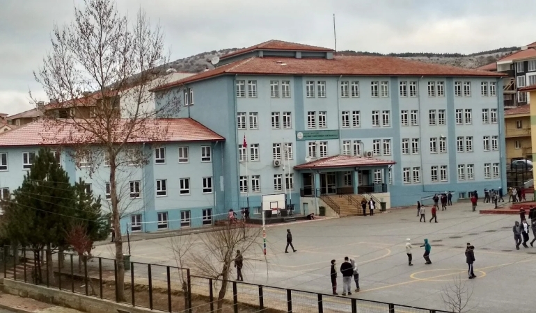 Bilecik’te okul tuvaletinde silah ve tehdit notu bulundu
