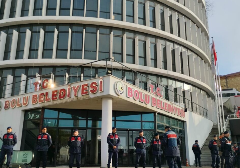 Bolu Belediyesi’ne operasyon: Jandarma binada arama yaptı… 3 yeni gözaltı!