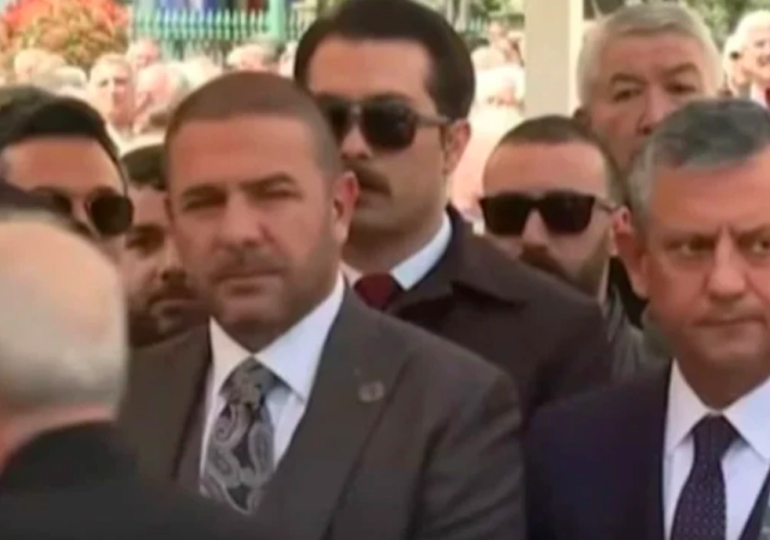 CHP’de soğuk rüzgarlar! Kemal Kılıçdaroğlu elini sıkmadı… Özgür Özel’den açıklama geldi