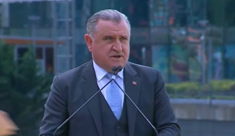 Dursun Özbek, bakanın sözlerini dakikalarca alkışladı: ‘Şampiyon Cimbom için çalışmaya devam edeceğiz’