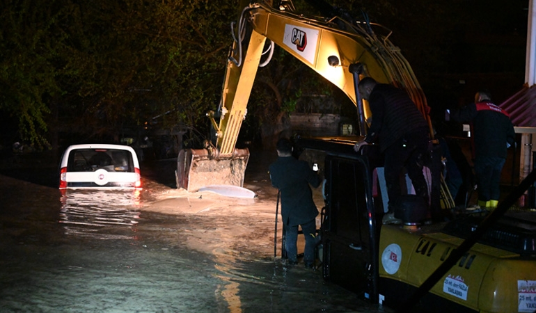 Osmaniye’de sel: Araçta mahsur kalan 2 kişi öldü!