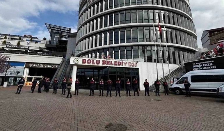 Bolu Belediyesi’ne operasyon: Başkan yardımcısı Leyla Beykoz ve meclis üyesi Aydan Özdemir tutuklandı