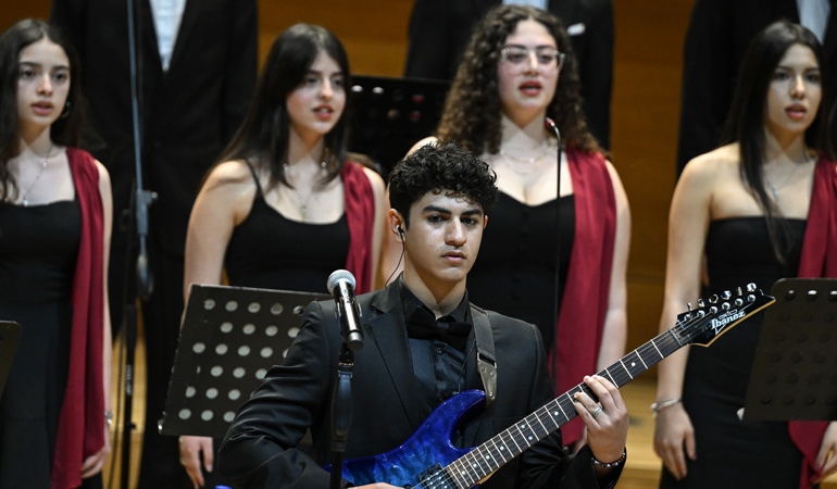 Depremzede öğrencilerden oluşan koro, CSO’da sahne aldı