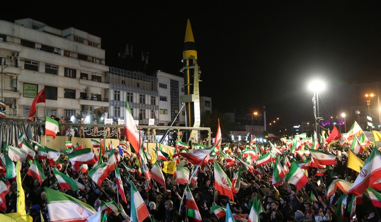 İranlılar, ABD-İsrail’i füzeleriyle protesto etti