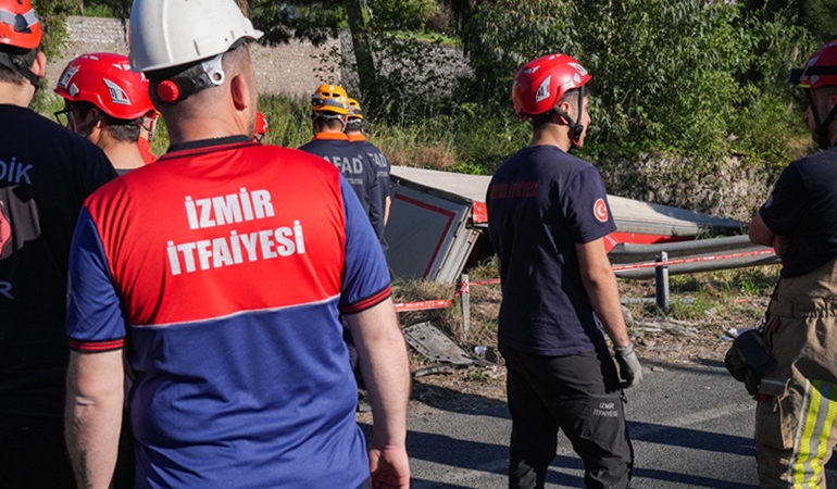 İzmir’de TIR 9 araca çarptı: 1 polis şehit oldu, ölü ve yaralılar var…