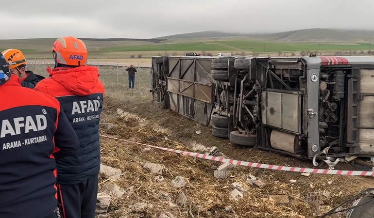 Aksaray’da tur otobüsü devrildi: Çok sayıda kişi yaralı