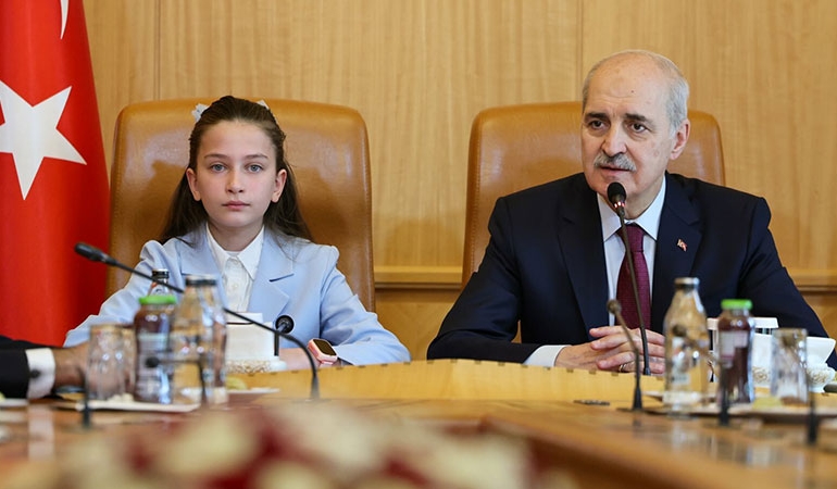 Numan Kurtulmuş’un koltuğuna oturan 6. sınıf öğrencisinden dikkat çeken sözler