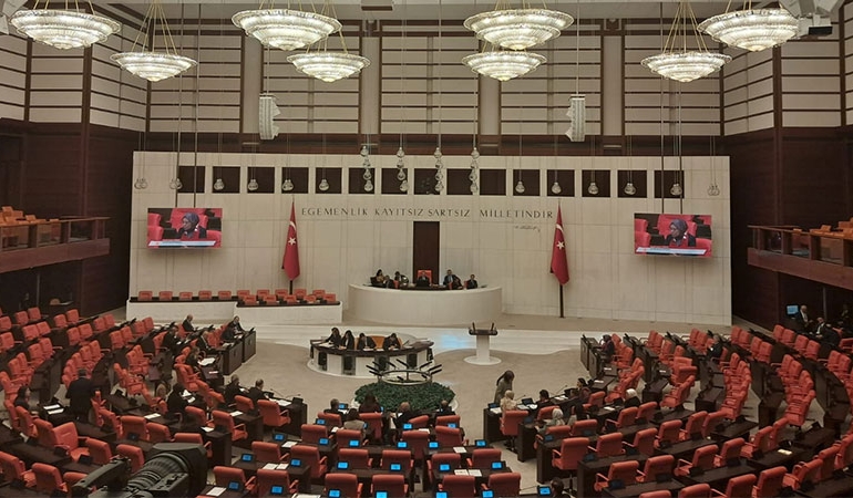 Meclis’te tansiyon yükseldi: CHP ile AKP arasında ‘darbe’ kavgası!