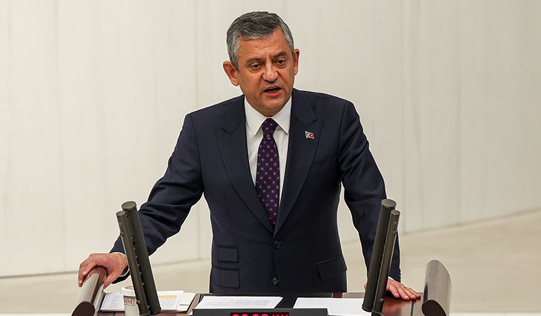 Özgür Özel’den 23 Nisan oturumunda ‘mutlak butlan’ mesajı: ‘Boynumuzu veririz ama boyun eğmeyiz’