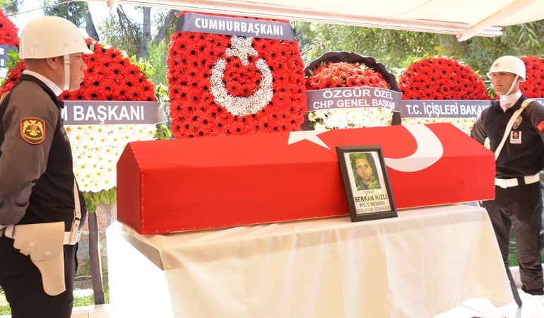 İzmir’deki trafik kazasında şehit olan polis memuru Serkan Hızlı son yolculuğuna uğurlandı