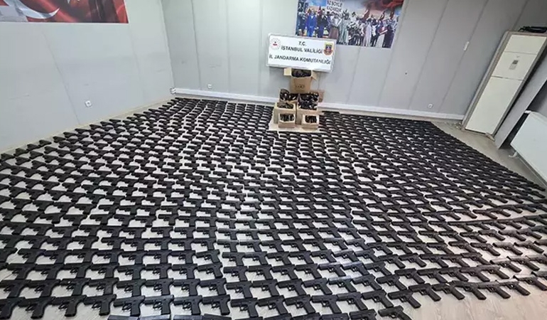 Eyüpsultan’da durdurulan kamyonetten 1021 tabanca çıktı