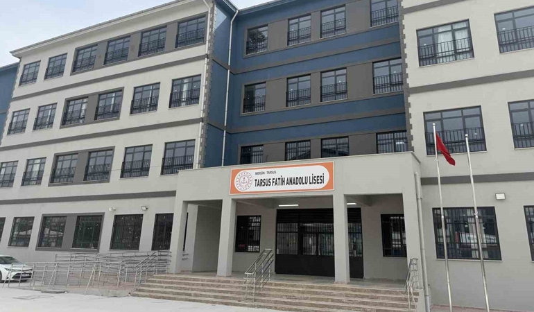 Mersin’de lise öğrencisi okulda tabancayla yakalandı