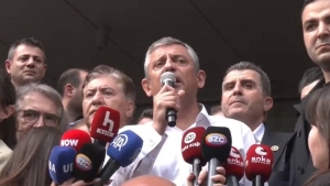 Özgür Özel, Genel Merkez önünde konuştu: ‘CHP bundan sonra sokaktadır’