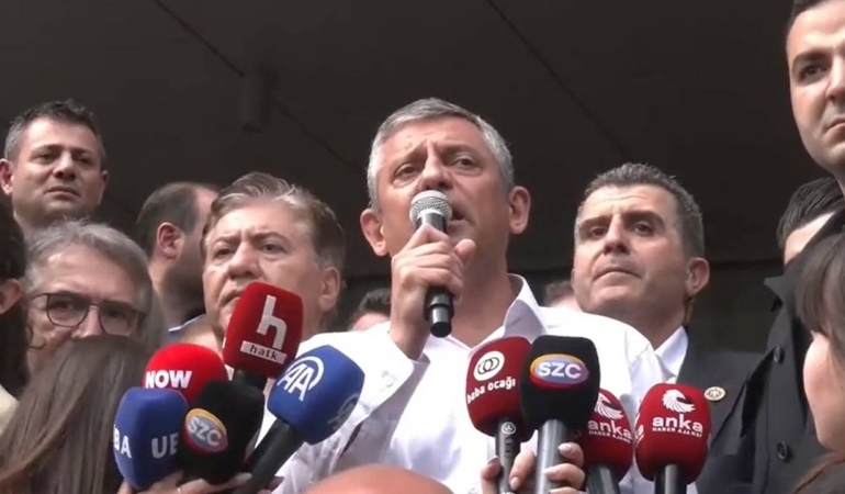 Özgür Özel, Genel Merkez önünde konuştu: ‘CHP bundan sonra sokaktadır’