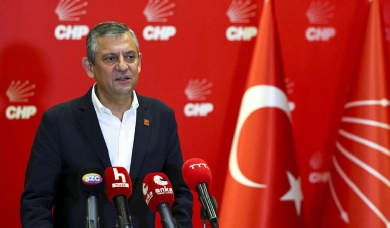 Özgür Özel’den polis müdahalesi sonrası açıklama: ‘CHP Genel Merkezi saldırı altında, buradan çıkmayacağız’