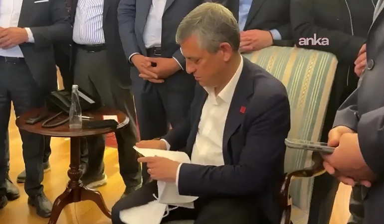 Özgür Özel, kendisine ulaştırılan tebligatı yırttı: ‘Bunun için yıktılar baba ocağını’