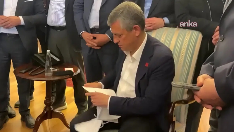 Özgür Özel, kendisine ulaştırılan tebligatı yırttı: ‘Bunun için yıktılar baba ocağını’