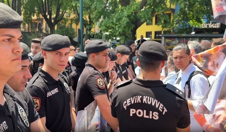 Bursa’da 19 Mayıs etkinliğine polis barikatı: Yürüyüş müzakereyle yapıldı