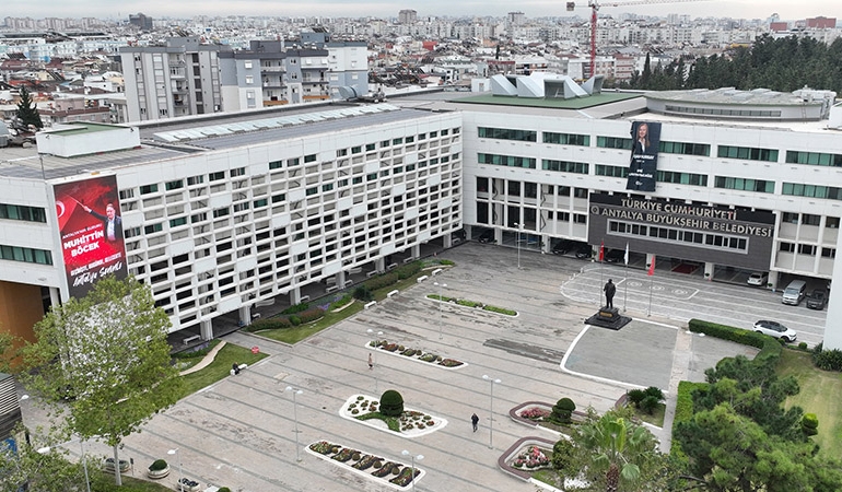 Sayıştay denetçileri otelde uyurken ihaleler uçuşa geçmiş!