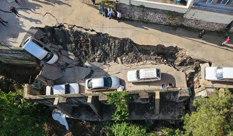 Hatay’da sağanak nedeniyle ev ve yol çöktü: 2 kişi hayatını kaybetti!