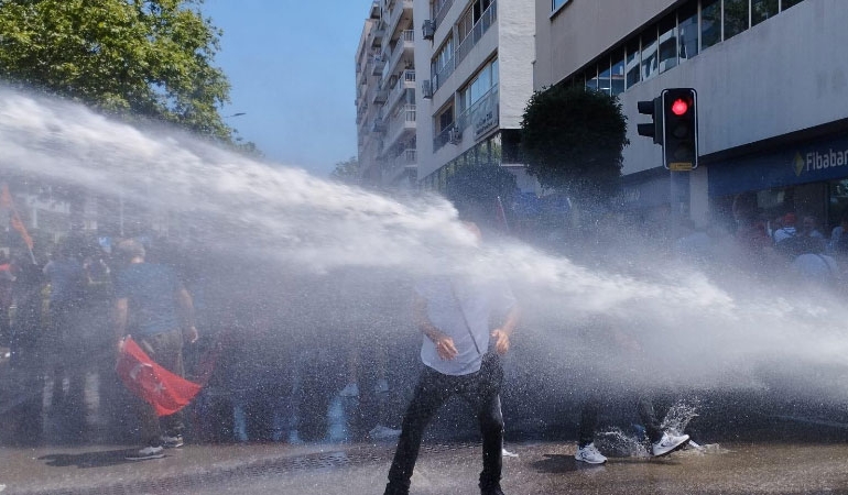 İzmir’de Özgür Özel’in mitingine polis müdahalesi