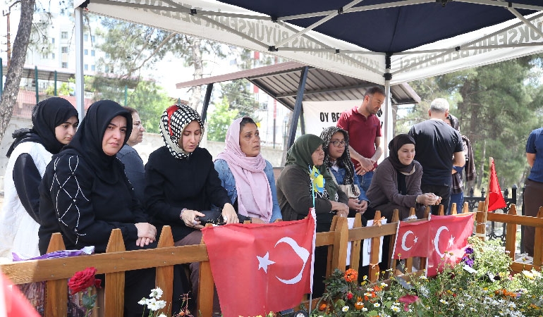 Kahramanmaraş’ta okul saldırısında yaşamını yitiren öğrenciler mezarı başında anıldı