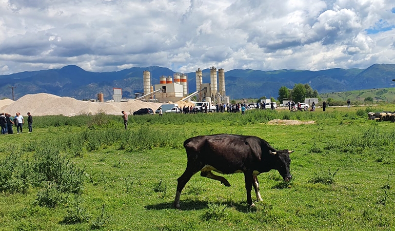 Tokat’taki mera davasında keşif günü: Beton santrali çalışmaya devam etti… Direniş sürüyor: ‘Vatanı koruyoruz!’