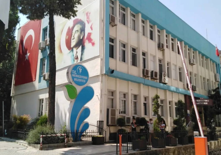 Denizli Merkezefendi Belediyesi’ne operasyon: Başkan yardımcısı dahil 5 kişi gözaltına alındı