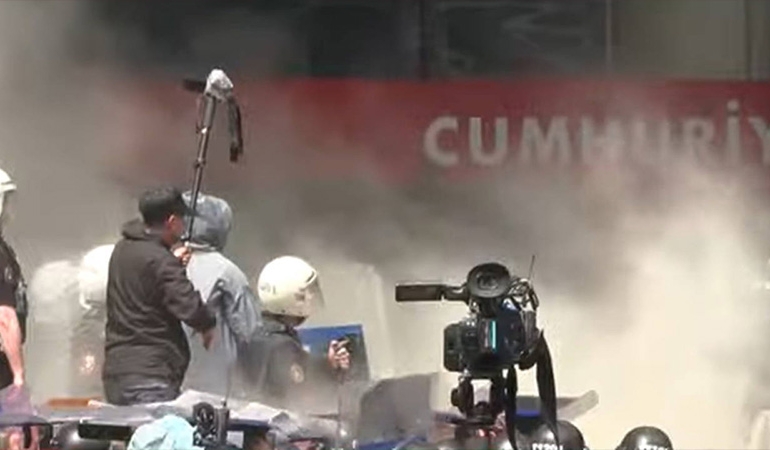 CHP Genel Merkezi’ne polis müdahalesi: Demir kapı kırıldı, biber gazı sıkıldı