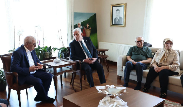 Müsavat Dervişoğlu’ndan İmamoğlu’nun anne ve babasına ziyaret