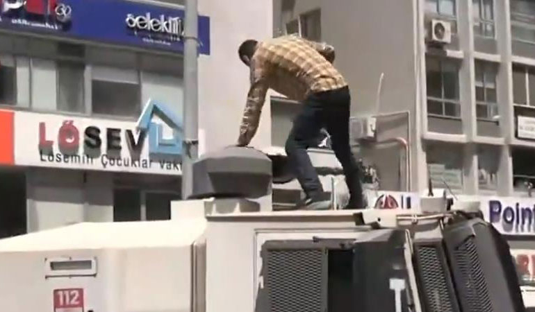 İzmir’de TOMA’nın üstüne çıkan kişi tutuklandı: İmam hatip lisesindeki görevinden uzaklaştırıldı