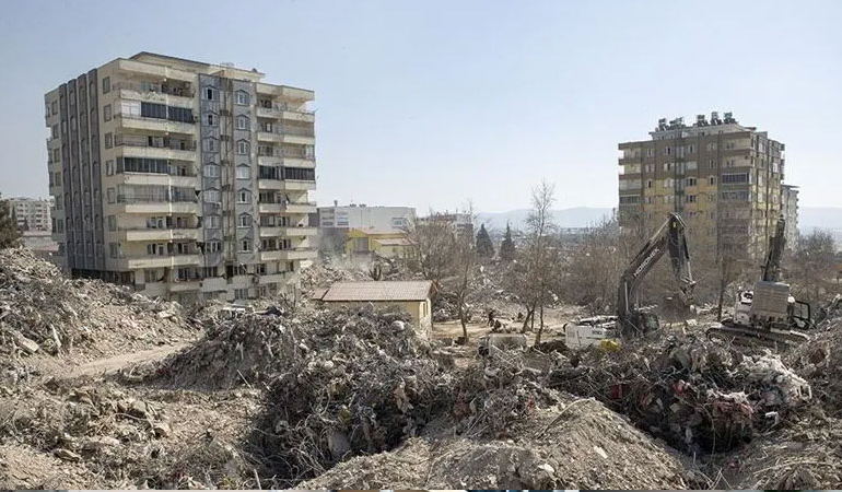 Ebrar Sitesi K Blok davası, aylardır beklenen Adli Tıp raporu gelmediği için yine ertelendi