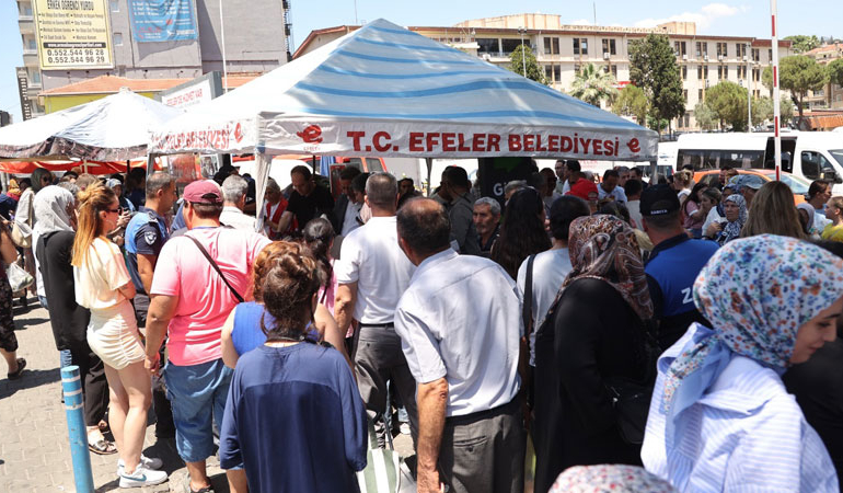 Aydın Büyükşehir Belediyesi ekipleri, Efeler Belediyesi’nin aşure dağıtımına izin vermedi