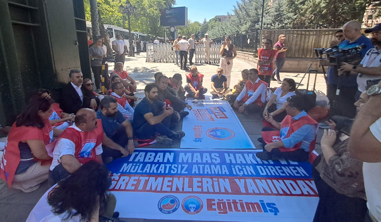 Eğitim-İş’ten MEB önünde tebeşirli protesto!