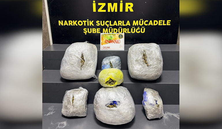 İzmir’de bir araçta 15 kilo uyuşturucu bulundu: 3 kişi tutuklandı