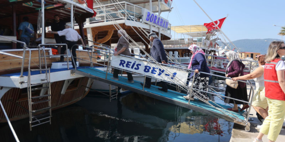 Muğla Büyükşehir Belediyesi’nden şehit aileleri ve gazilere tekne turu