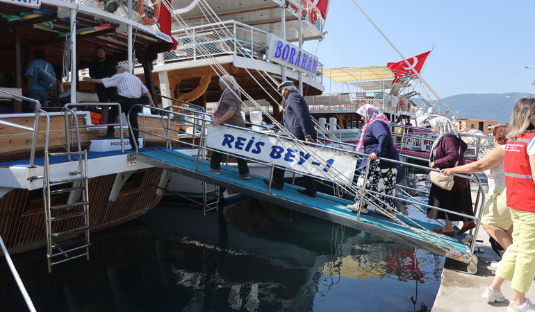 Muğla Büyükşehir Belediyesi’nden şehit aileleri ve gazilere tekne turu