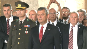 Özgür Özel, Yeni Parti’nin PM ve YDK üyeleriyle Anıtkabir’i ziyaret etti