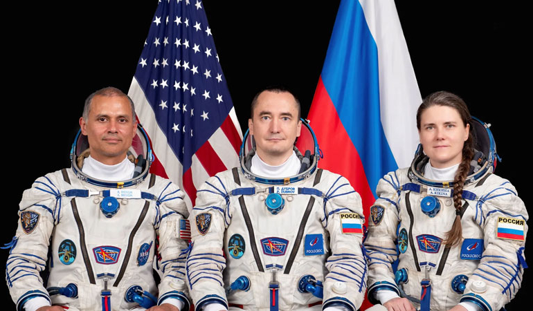 ABD’li astronot ve Rus kozmonotlar üç saatte uzay istasyonuna ulaştı