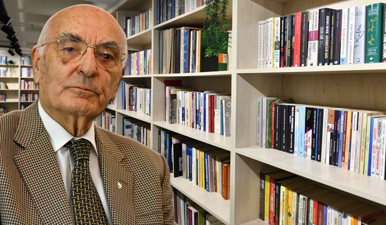 Prof. Ruşen Keleş, 3 bin 887 kitabını bağışladı