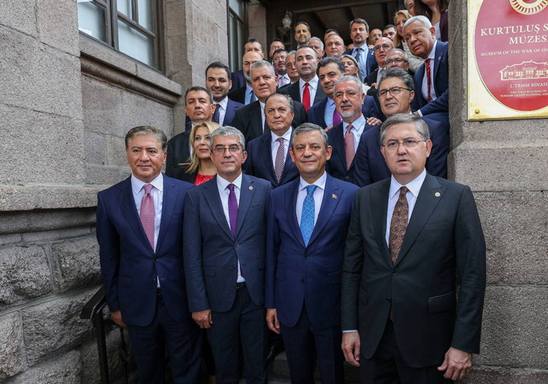 Özgür Özel genel başkan seçildi… YENİ Parti’nin PM ve YDK üyeleri belli oldu