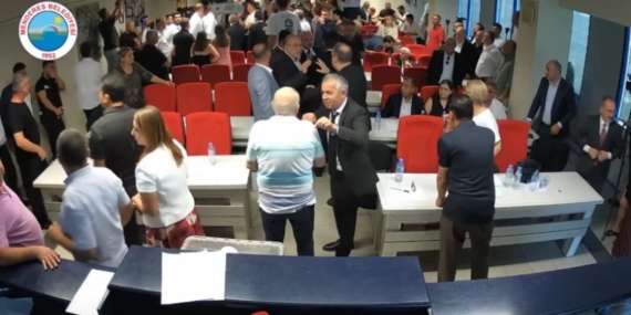 Menderes Belediyesi AKP’ye geçti: Başkanvekili seçiminde yumruklu kavga çıktı
