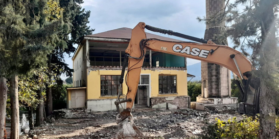 İş makinesi ile başlayan restorasyonda tarihi cami yıkıldı!
