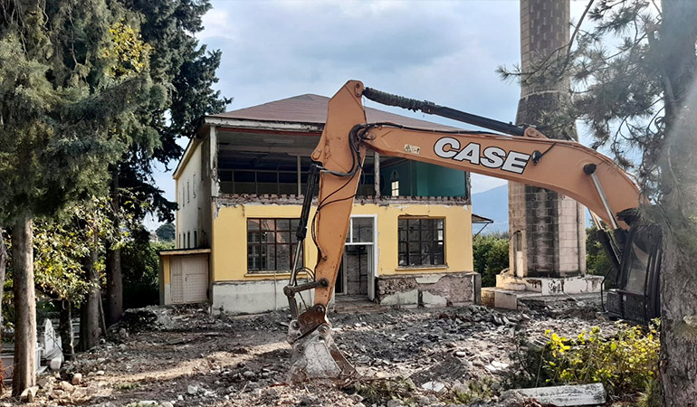 İş makinesi ile başlayan restorasyonda tarihi cami yıkıldı!
