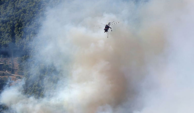Yunanistan’da yangın söndürme helikopterleri havada çarpıştı: 2 ölü