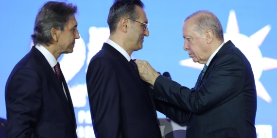 Erdoğan rozetleri taktı: 3 milletvekili ve 7 belediye başkanı AKP’ye katıldı