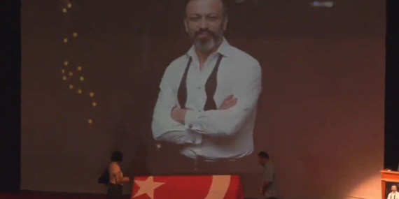 Oyuncu Serhat Kılıç için Harbiye Muhsin Ertuğrul Sahnesi’nde tören düzenlendi