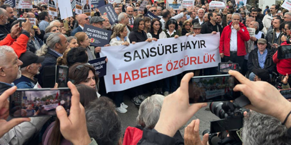 Kadıköy’de ‘Sansür’e Hayır, Habere Özgürlük’ yürüyüşü: ‘Foncular dışarıda, gazeteciler içerde’