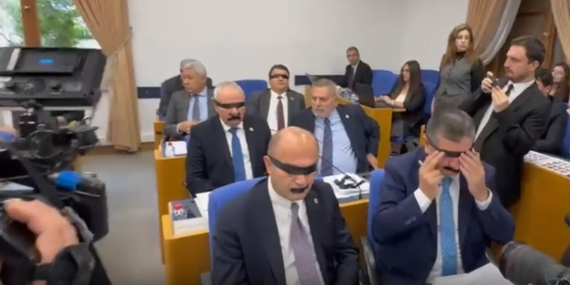 Yeni Partili vekillerden siyah bantlı ‘Halk TV’ protestosu